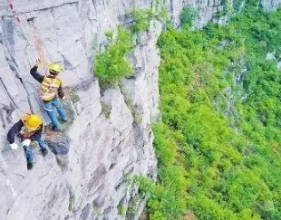 捅山工百米高空作業(yè)，為保障山下列車通行安全