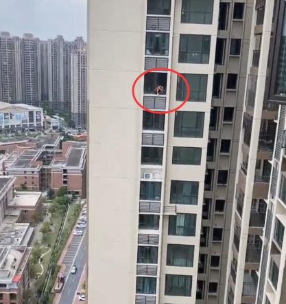 驚！一男子百米高空作業(yè)不做任何防護措施